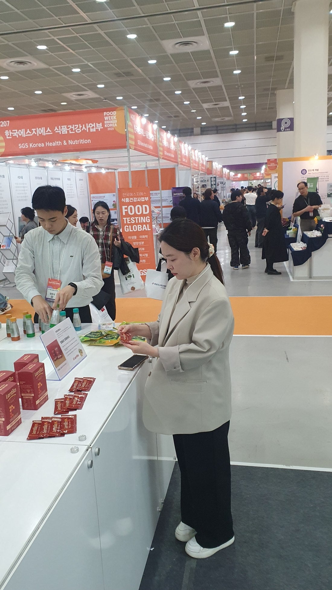 Lentila's founder at a food trade fair stand.