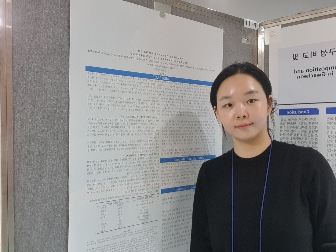 Lentila's founder in front of her research poster.