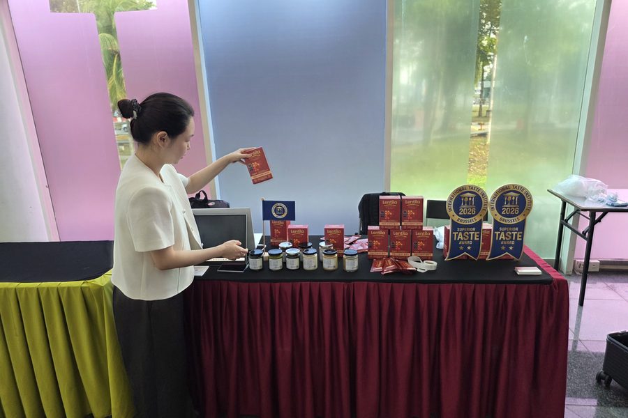 Lentila's founder setting out jars and boxes on a tasting table.